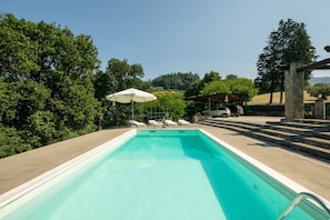 Piscine extérieure, chaises longues