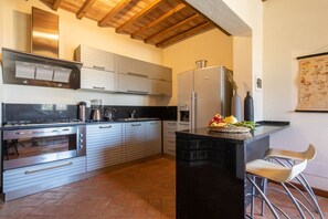 Fridge, microwave, oven, stovetop - Villa Scarperia by MMega (Borgo San Lorenzo)