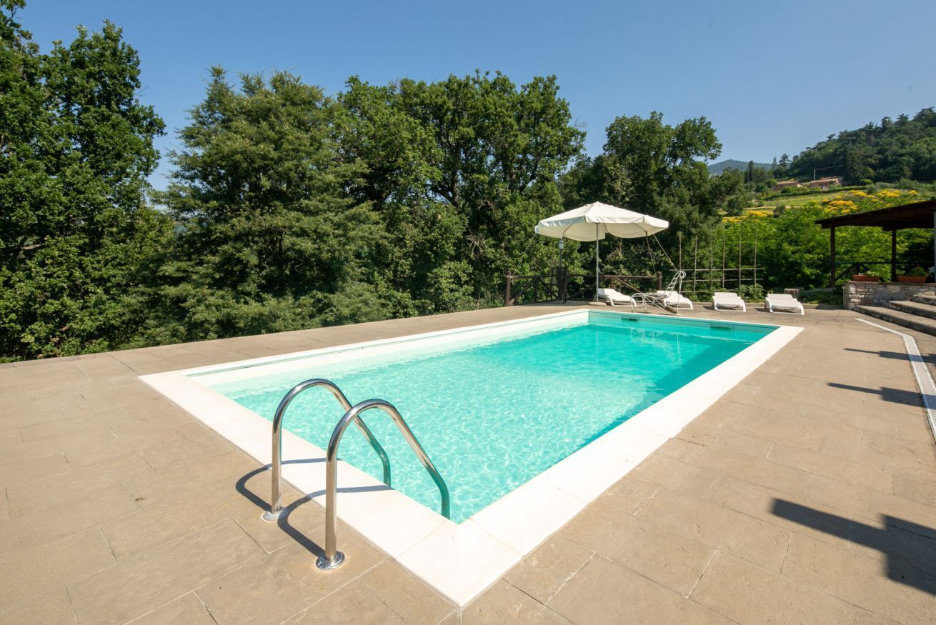 Piscine extérieure, chaises longues