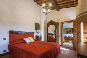 6 bedrooms, iron/ironing board, WiFi, bed sheets