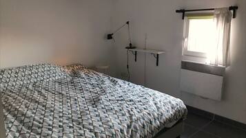 1 slaapkamer, een strijkplank/strijkijzer, wifi, beddengoed