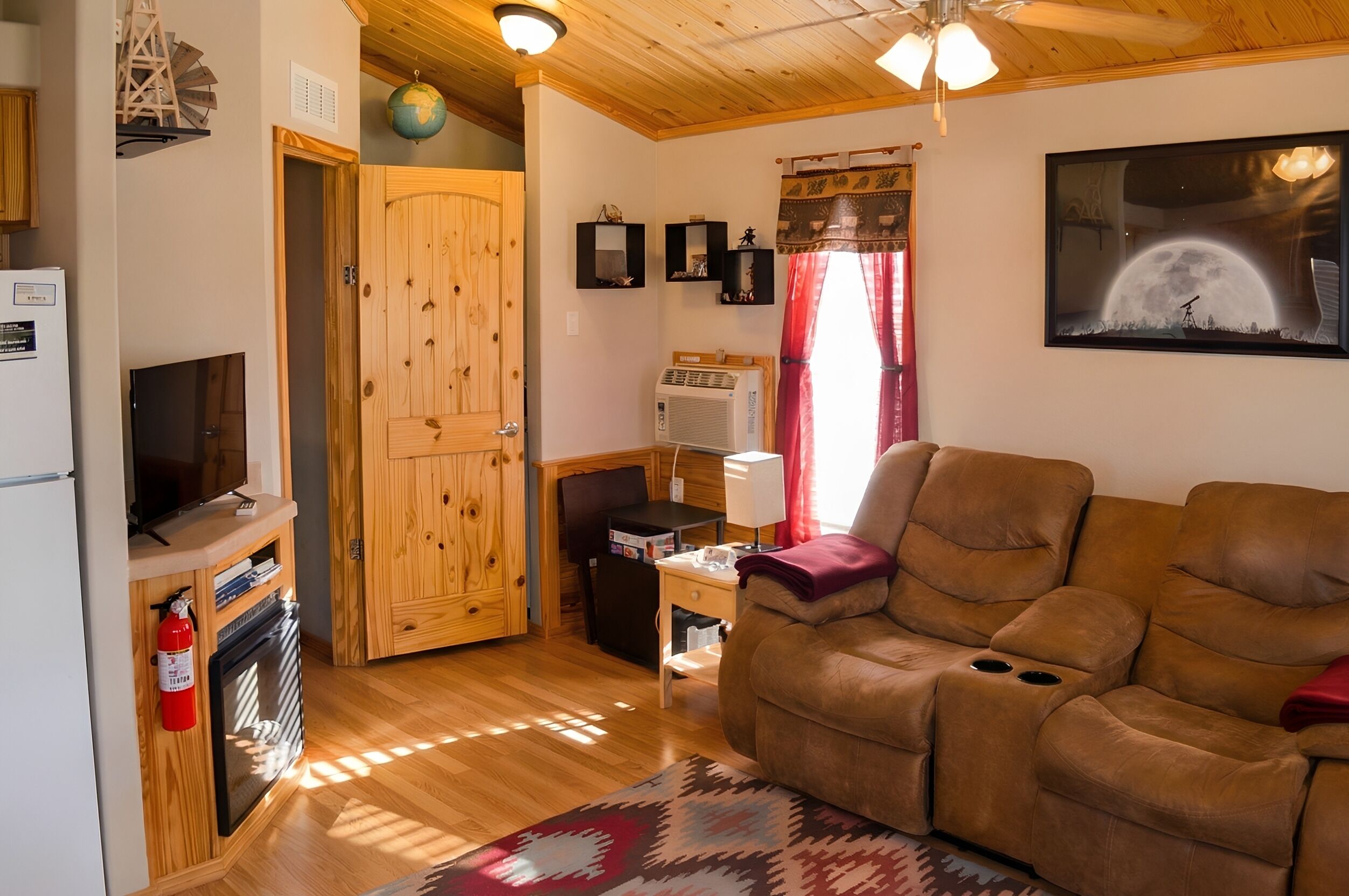 Smart TV, fireplace, books, streaming services