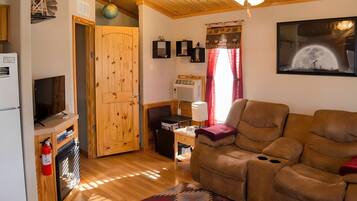 Smart TV, fireplace, books, streaming services