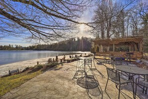 Outdoor dining - 10 Mi to Sugar Mountain: Cozy Newland Cabin! (Newland)