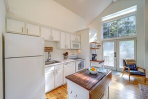 Fridge, microwave, stovetop, dishwasher - 10 Mi to Sugar Mountain: Cozy Newland Cabin! (Newland)