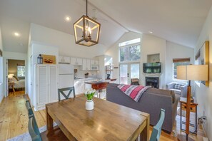 Interior - 10 Mi to Sugar Mountain: Cozy Newland Cabin! (Newland)