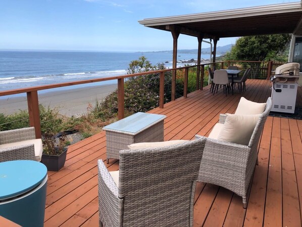 Outdoor dining - Your private beach front holiday Villa Redwood coast, sandy beach, views galore! (Smith River)