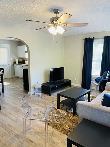 Hidden Gem-10 minutes to DT Chatt! Perfect for teleworkers, small families, etc.