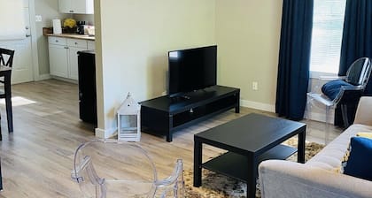 Hidden Gem-10 minutes to DT Chatt! Perfect for teleworkers, small families, etc.