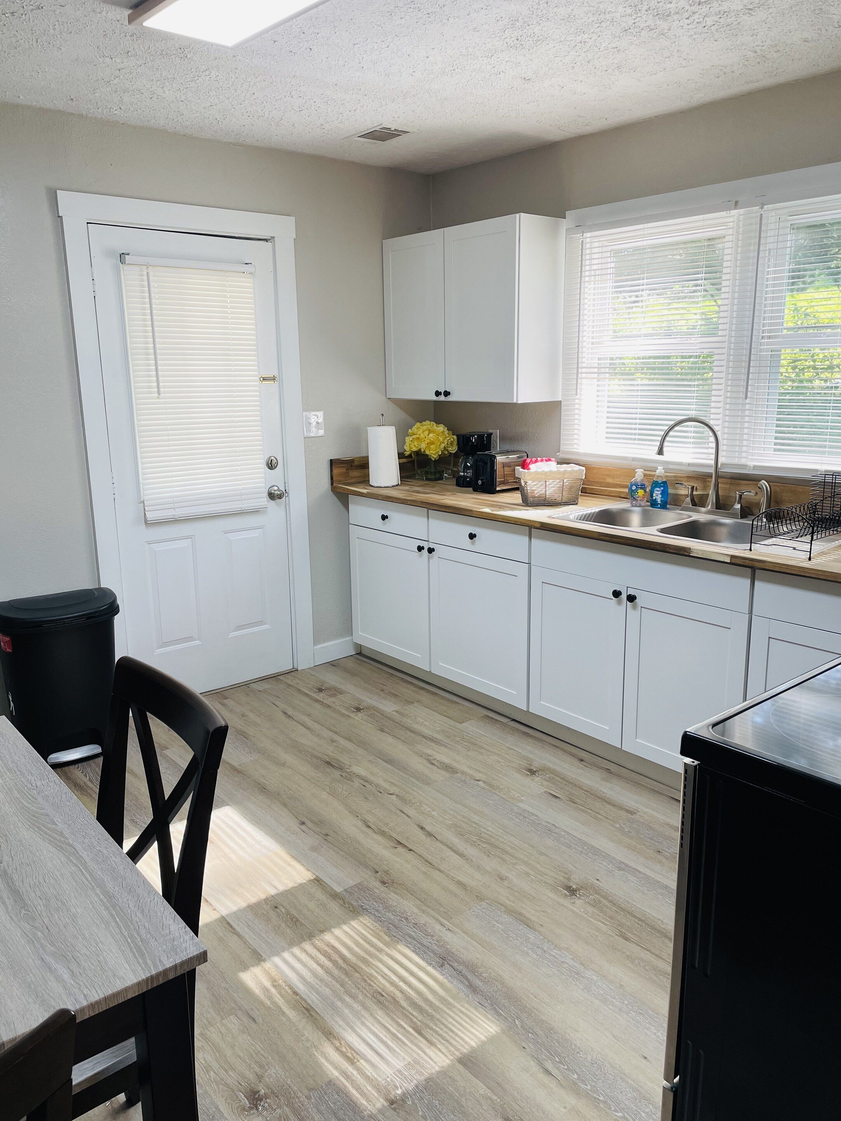 Coffee/tea maker, fridge, microwave, oven