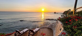 VILLA DELFIN - BEACHFRONT LUXURY 180° VIEWS