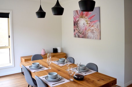 Dining. The Blush 3 - Style in the vines