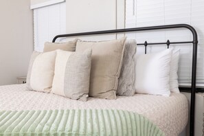 2 habitaciones, tabla de planchar con plancha, cuna de viaje y wifi 