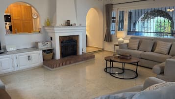 Smart-TV, peis, bøker og stereoanlegg