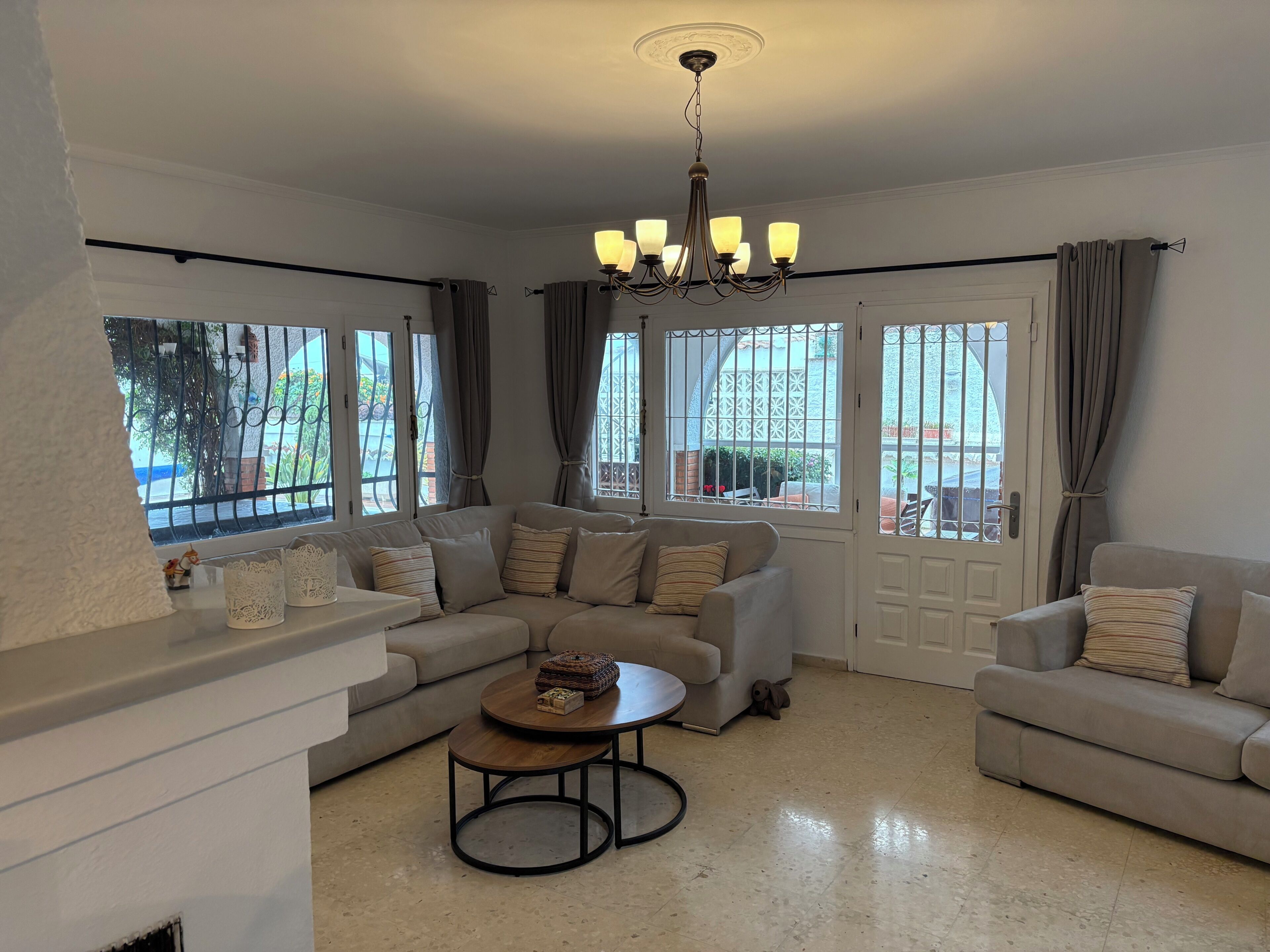 Smart-TV, peis, bøker og stereoanlegg