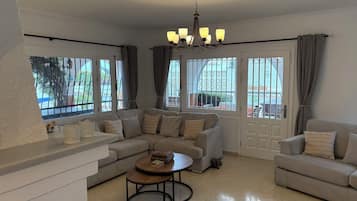 Smart-TV, peis, bøker og stereoanlegg