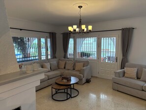 Smart TV, lareira, livros, aparelho de som