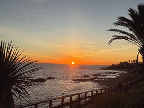 Perto da praia, espreguiçadeiras, toalhas de praia 