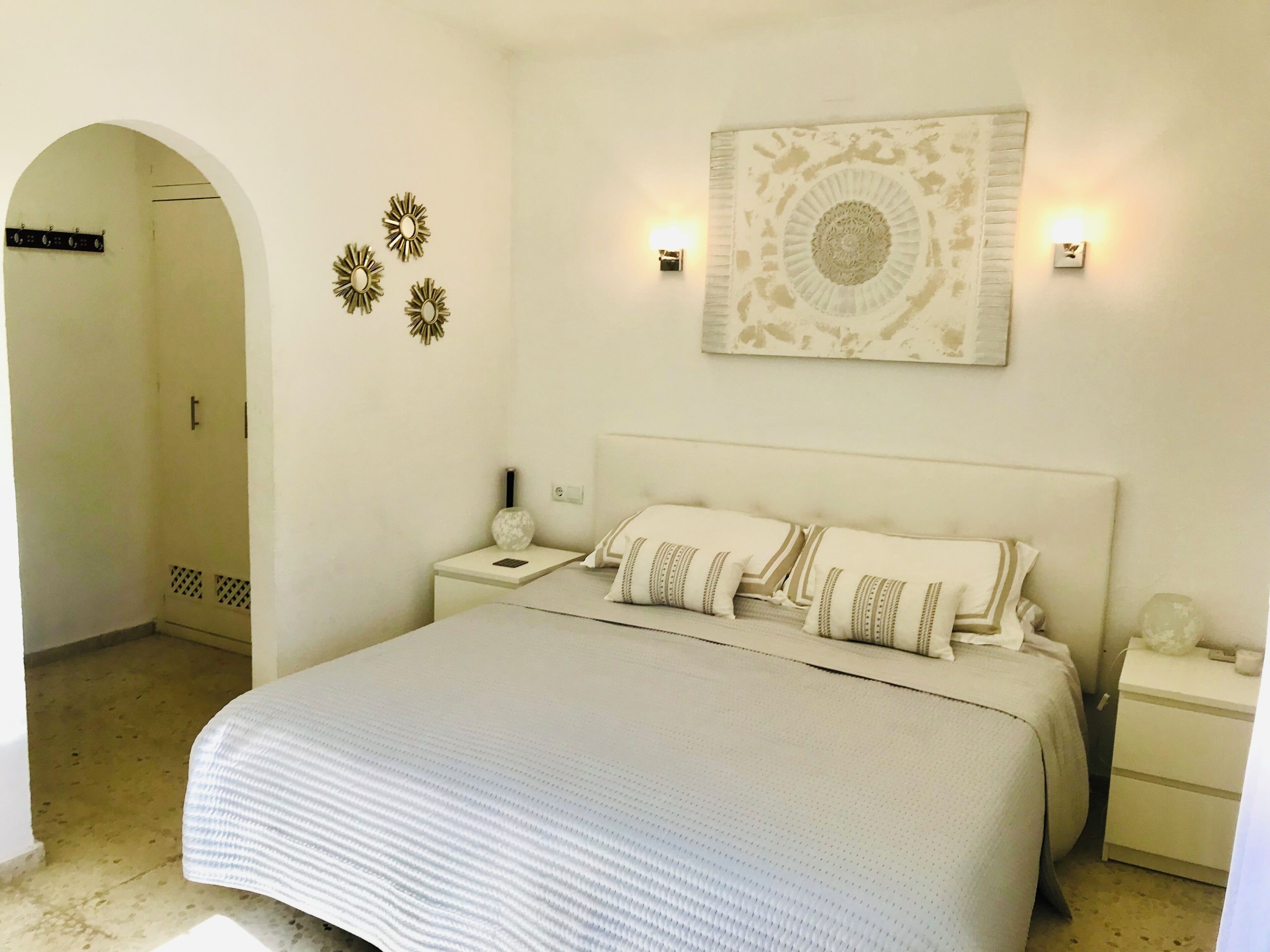 3 chambres, coffres-forts dans les chambres, fer et planche à repasser