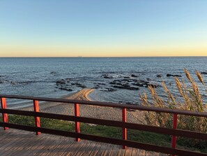 Playa en los alrededores, camastros y toallas de playa 