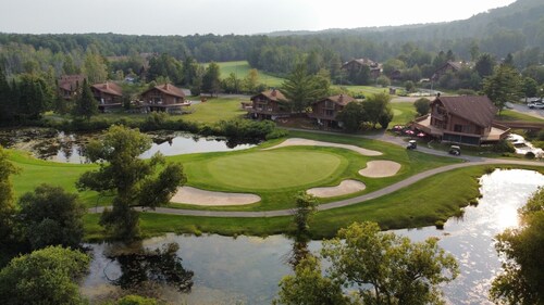 2 BR 2 bath Sleeps 6 Private outdoor association pool, close to Torch Lake, wifi