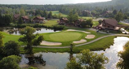 2 BR 2 bath Sleeps 6 Private outdoor association pool, close to Torch Lake, wifi