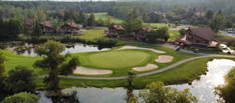 2 BR 2 bath Sleeps 6 Private outdoor association pool, close to Torch Lake, wifi
