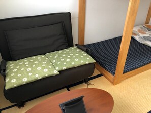 3 habitaciones, escritorio, tabla de planchar con plancha y wifi gratis 