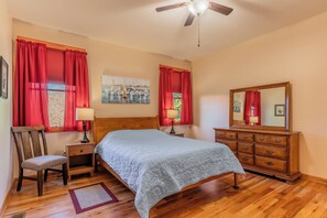 3 bedrooms, desk, iron/ironing board, free WiFi - Beautiful Craftsman Style home minutes to Downtown Asheville.  (Asheville)