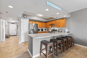 Refrigerador, microondas, horno, placa de cocina