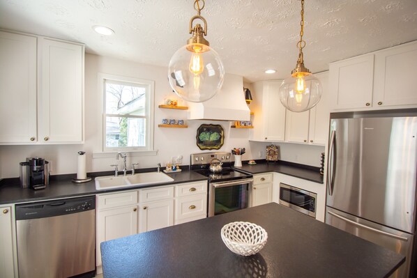 Réfrigérateur, micro-ondes, four, plaque de cuisson