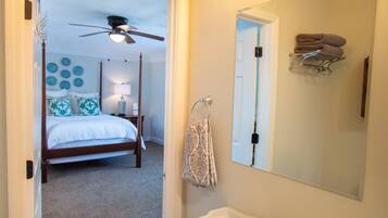 3 bedrooms, desk, travel cot, WiFi