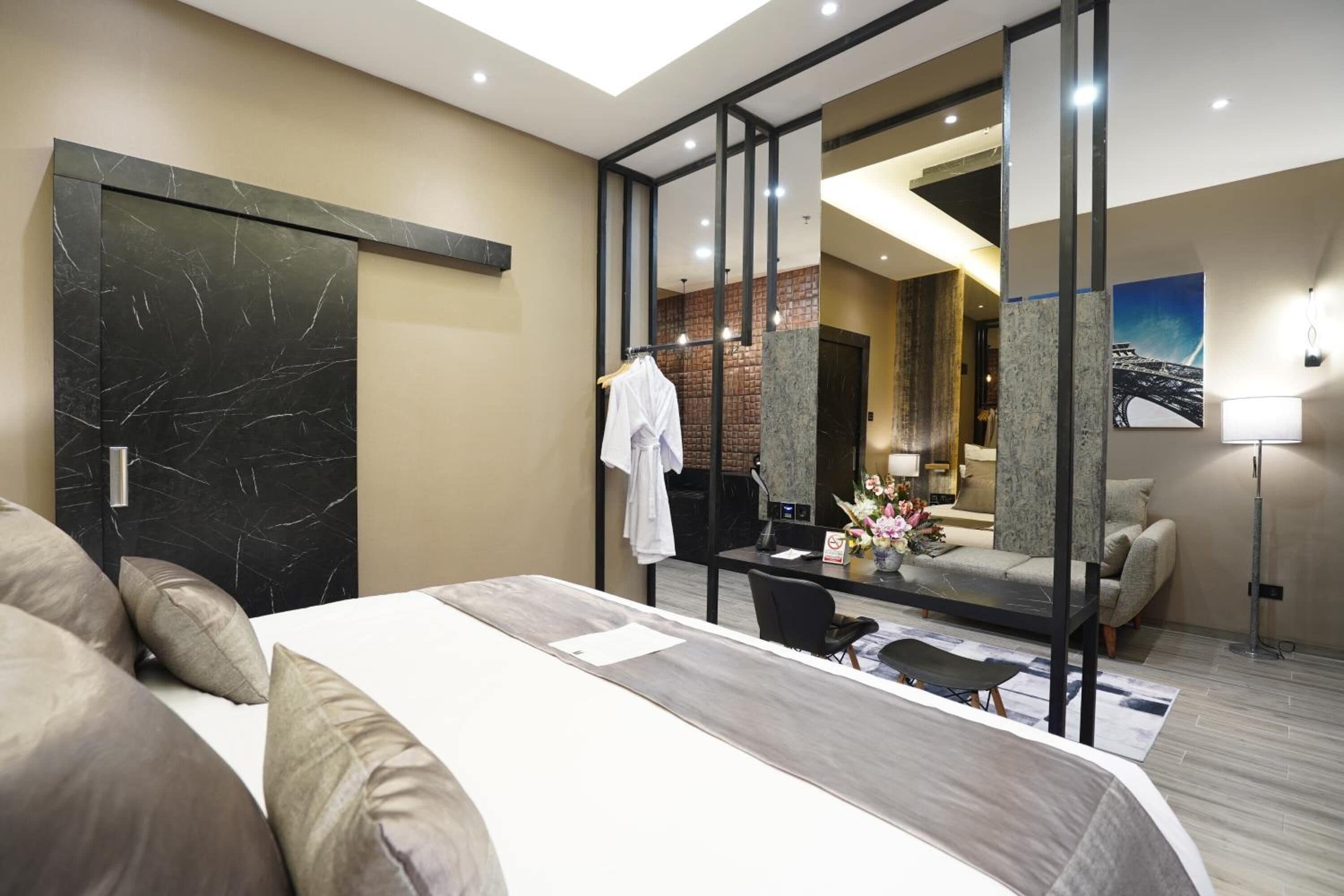 Escritorio, sistema de insonorización, tabla de planchar con plancha