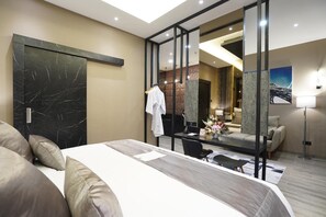 デスク、防音設備、アイロン / アイロン台、WiFi (無料)