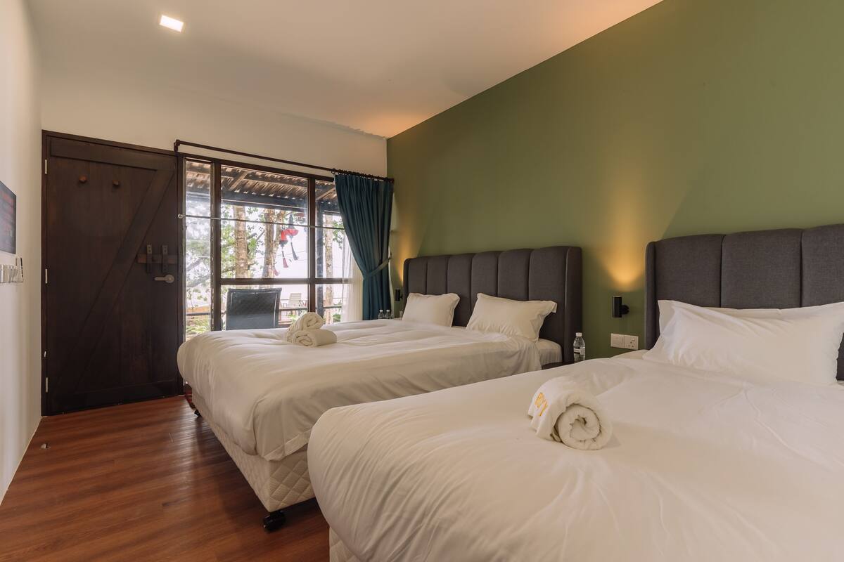 Longhouse Deluxe Triple Room | Blackout drapes, bed sheets