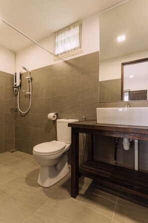 Longhouse Deluxe Triple Room | Bathroom | Shower, hair dryer, towels - Roxy Telok Serabang (Lundu)
