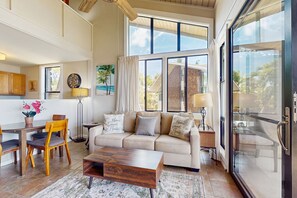 TV, stereo - Convenient oceanfront condo with high-speed WiFi & outdoor pool (Lahaina)