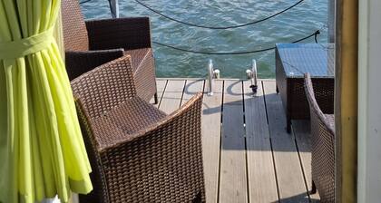 Boot 'Priepert 2' in der Mecklenburgischen Seenplatte mit überdachter Terrasse