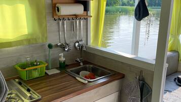 Kühlschrank, Herdplatte, Kochgeschirr/Geschirr/Besteck, Gewürze