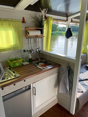 Refrigerador, placa de cocina, utensilios de cocina, especias