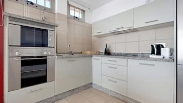 Køleskab, mikrobølgeovn, ovn, kogeplade