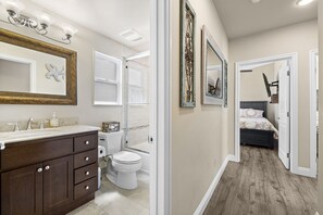 Combined shower/bathtub, hair dryer, towels, soap - 39th Street Beach House steps to sand, air-conditioning, beach gear and bikes! (Newport Beach)