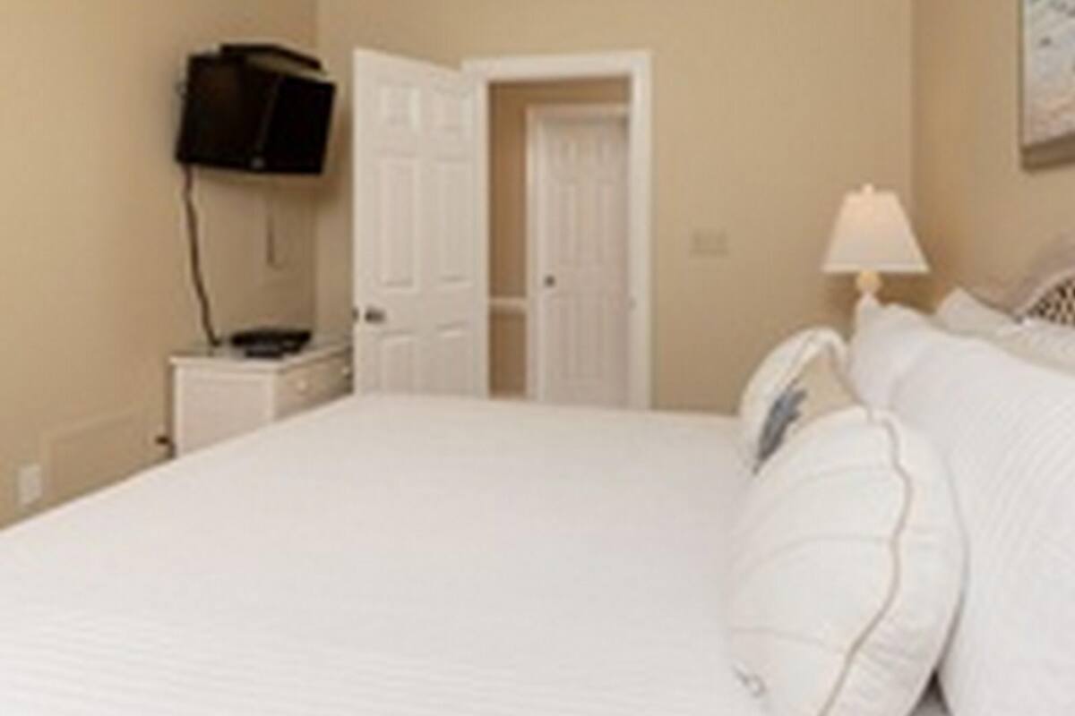 Condo, 3 Bedrooms | 1 bedroom, individually decorated, individually furnished, free WiFi