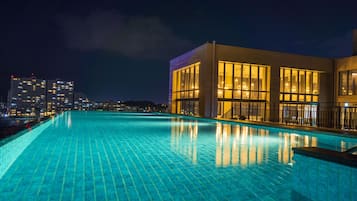 Una piscina al aire libre de temporada