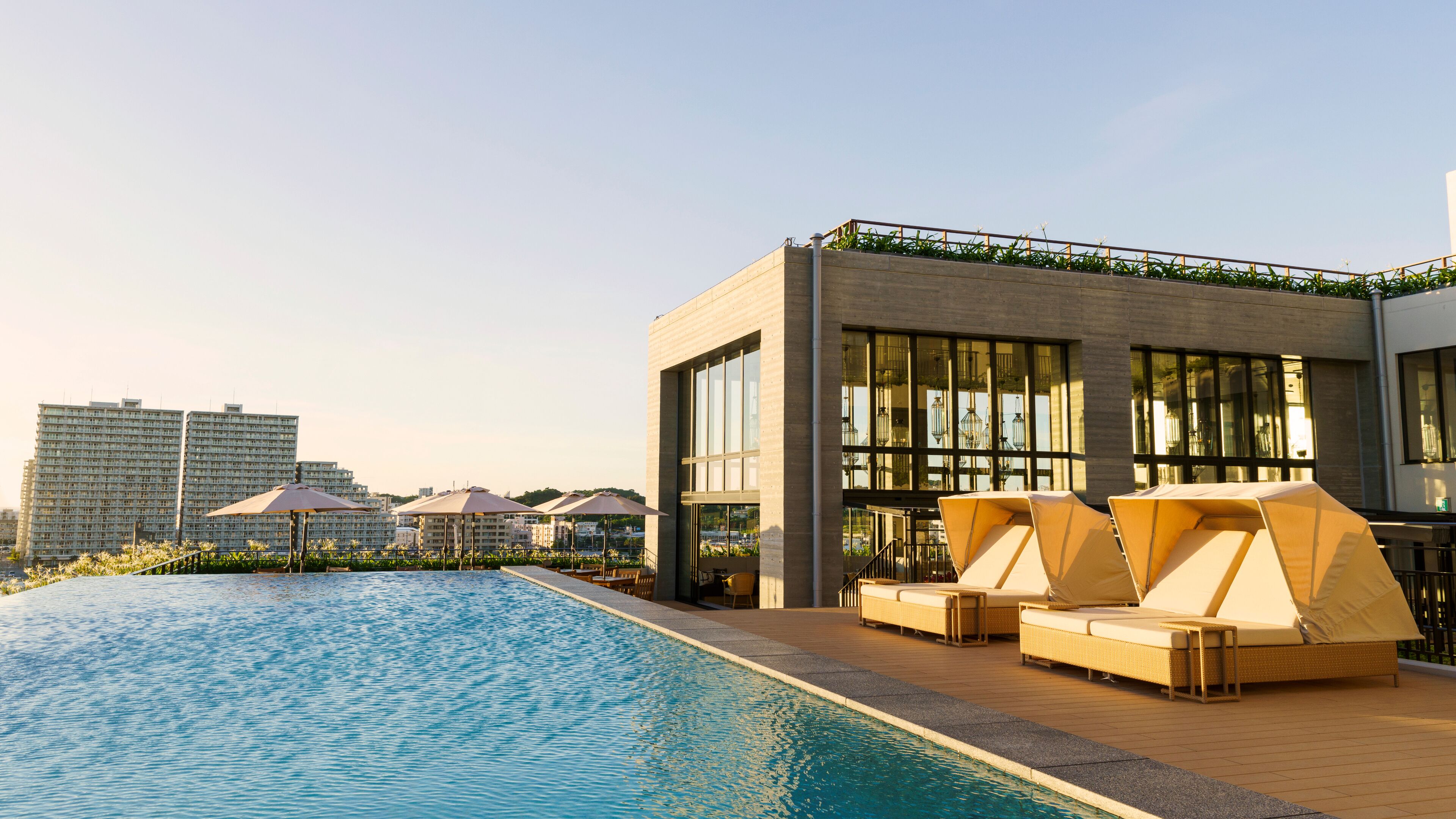 Una piscina al aire libre de temporada