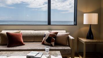 Habitación superior, no fumadores, vistas al mar | Caja fuerte, cortinas opacas, tabla de planchar con plancha