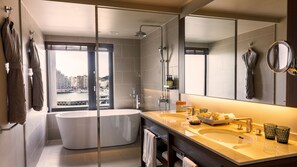 Tina y regadera independientes y amenidades de baño gratuitas 