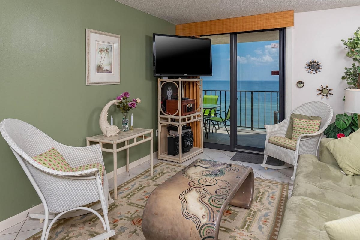 Condo, 2 Bedrooms | Living room
