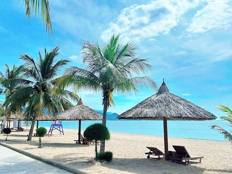 ์ ์ฉ ํด๋ณ, ๋ฐฑ์ฌ์ฅ, ๋น์น ๋ฐ