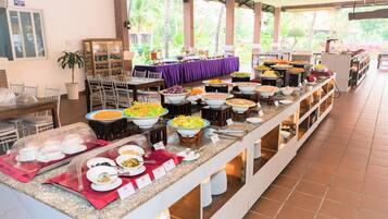 Daily buffet breakfast (VND 238000 per person)